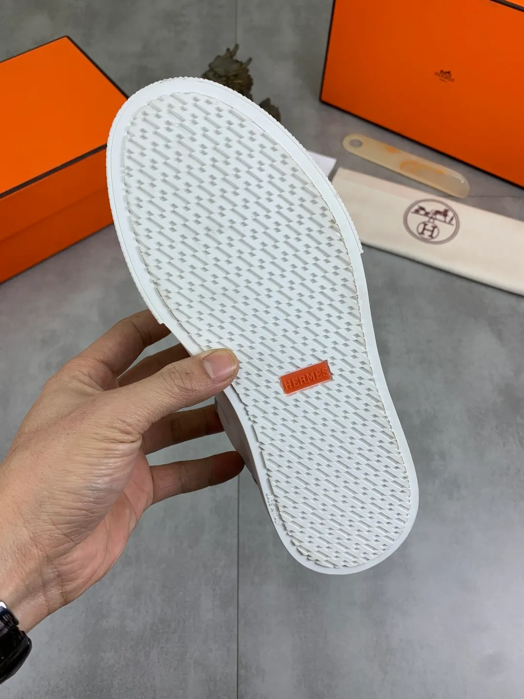 Men's men's shoes 💰P640 New Hermes top version Hermès classic couple style #𝐊𝐞𝐥𝐥𝐲 buckle casual white shoes skateboard shoes that will not conflict with shoes at all. Full of unknowns, Hermès rarely produces flat casual shoes and they are paired with classic palladium-plated Kelly shoe buckles! You'll fall in love with it at first sight. It's super versatile and can be worn with any skirt or pants. 🉑️Close your eyes and wear it. It's super noble. Fabric: Specific cowhide/canvas material. Lining: Sheepskin lining. Outsole: Original molded TPU outsole. Size: 35-45.